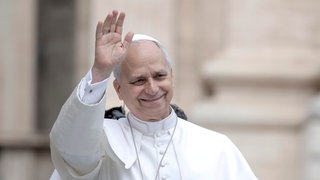 Papst Leo XIV winkt 