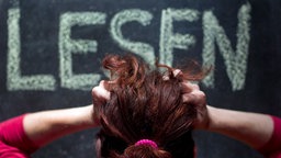 Jeder fünfte Erwachsene kann laut OECD-Studie einfache Sätze nicht sinnverstehend lesen. 