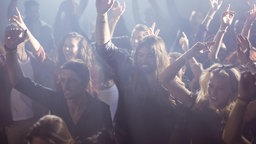 Besucher auf einem Konzert tanzen