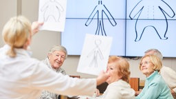 Eine Seniorengruppe beschäftigt sich mit dem Thema Gesundheit im Alter.
