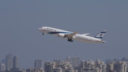Ein Flugzeug eines israelischen Unternehmens hebt nach der Ankündigung einer Waffenruhe zwischen Israel und dem Iran am internationalen Flughafen Ben Gurion ab.