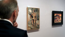 Das Foto aus dem Jahr 2014 zeigt den Museums-Gründer Markus Müller von hinten, wie er ein Kunstwerk des Künstler Picasso betrachtet.