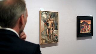 Das Foto aus dem Jahr 2014 zeigt den Museums-Gründer Markus Müller von hinten, wie er ein Kunstwerk des Künstler Picasso betrachtet.