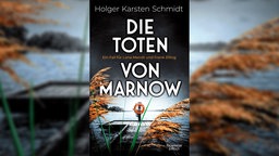 Das Cover zu Holger Karsten Schmidts Roman "Die Toten von Marnow" zeigt einen Holzsteg an einem See mit einem leuchtend roten Rettungsring.