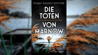 Das Cover zu Holger Karsten Schmidts Roman "Die Toten von Marnow" zeigt einen Holzsteg an einem See mit einem leuchtend roten Rettungsring.