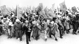 Zehntausende Marokkaner marschieren am 06.11.1975 unter einem Wald von Fahnen, singend und den Koran schwenkend über die Grenze der zu Spanien gehörenden Kolonie Spanisch-Sahara.