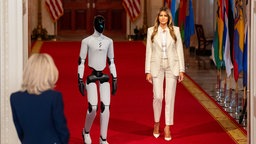 Melania Trump mit Roboter