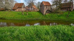 Alte rote Backsteinhäuser in Vreden im Münsterland an einem Fluss
