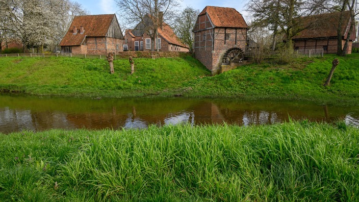 Alte rote Backsteinhäuser in Vreden im Münsterland an einem Fluss