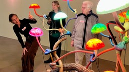 Museumsführerin vor dem Kunstwerk "Lampshares" von Mika Rottenberg