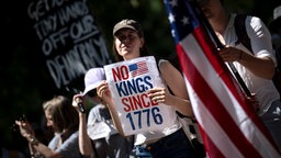 Demonstrantin mit "No Kings"-Schild bei einem Protest gegen die Politik von US-Präsident Donald Trump