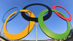 Brasilien, Rio de Janeiro: Die Olympischen Ringe stehen am Eingang des Maracana Stadions. Bis zum 19.4. könnten Bürger abstimmen, ob NRW sich für die Olympischen Spiele bewerben soll.