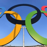 Brasilien, Rio de Janeiro: Die Olympischen Ringe stehen am Eingang des Maracana Stadions. Bis zum 19.4. könnten Bürger abstimmen, ob NRW sich für die Olympischen Spiele bewerben soll.