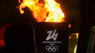 Olympische Flamme brennt bei der Ankunft in Mailand. 