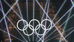 Eröffnungsfeier der Olympischen Sommerspiele, Blick auf den Eiffelturm im Trocadero-Stadion.