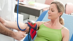 Patientin beim Blutdruckmessen