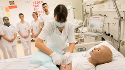 Viele Pflegekräfte aus dem Ausland müssen einen Anerkennungskurs absolvieren
