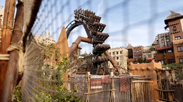 Inmitten des Themenbereichs "Deep in Africa" im Phantasialand Brühl befindet sich der Looping der Achterbahn "Black Mamba". 