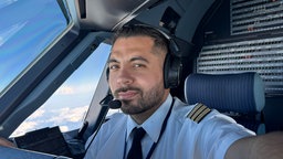 Mohamed Khaled alias "Pilot Mudi" bei seiner Arbeit als Pilot im Cockpit eines Flugzeug