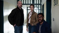 Kommissar Dennis Eden (Stephan Zinner, l-r), Kommissarin Cris Blohm (Johanna Wokalek) und Léon Kamara (Yoli Fuller) sind in einer Szene des Krimis «Polizeiruf 110: Ablass