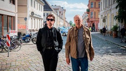 Kriminalkommissar Vincent Ross (l, André Kaczmarczyk) und sein Kollege Kriminalkommissar Karl Rogov (Frank Leo Schröder) vom deutsch-polnischen Kommissariat in Swiecko, in einer Szene des Films "Polizeiruf 110: Goldraub"