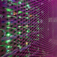 LEDs leuchten in einem Serverschrank in einem Rechenzentrum