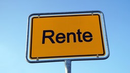 Das Wort "Rente" auf einem Ortsschild vor blauem Himmel
