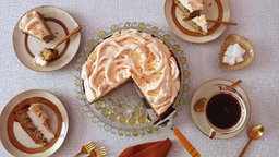 Rhabarberkuchen mit Haselnuss und Baiser
