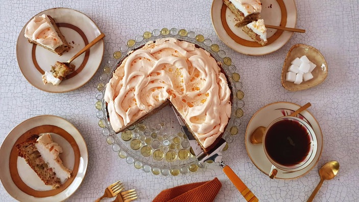 Rhabarberkuchen mit Haselnuss und Baiser