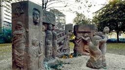 Das Rosenstraßen Denkmal der Bildhauerin Ingeborg Hunzinger in der Rosenstraße. 1943 protestierten Nichtjüdische gegen die Internierung ihrer jüdischen Angehörigen aus sogenannten Mischehen in einem Gebäude der jüdischen Gemeinde in der Rosenstrasse 2-4.