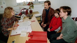 Eine Mitarbeiterin der Landesaufnahmestelle für Aussiedler in Nürnberg macht am 25.1.1999 mit einer Familie aus Rußland einen Sprachtest. 