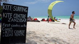 Touristen auf Sansibar gehen auf ein Ausflugsboot