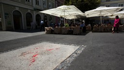 "Rosen von Sarajevo", Gedenkstätte vor einem Straßencafé in Sarajevo