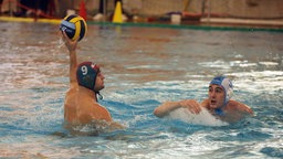 Wasserballer Sascha Seifert beim Spiel im Becken