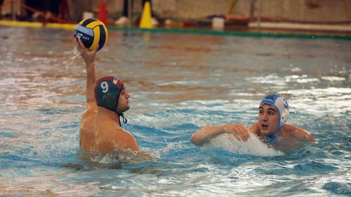 Wasserballer Sascha Seifert beim Spiel im Becken