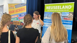 Schülerinnen auf der JuBi-Messe bei einem Stand
