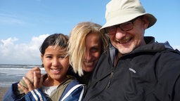 Selfie einer Patenfamilie: Claudia, Hans und Selma im Urlaub in den Niederlanden.