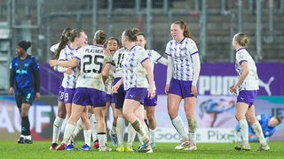 Die Spielerinnen der SGS Essen jubeln gemeinsam.