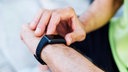Nahaufnahme einer Smartwatch am Handgelenk einer Person.