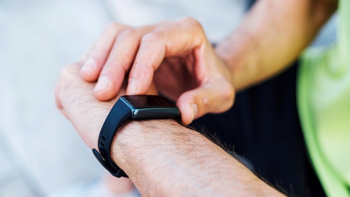 Nahaufnahme einer Smartwatch am Handgelenk einer Person.