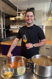 Dennis Ruhl in seiner Küche mit alkoholfreien Sommergetränken