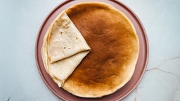 Spitzen-Pfannkuchen auf einem Teller
