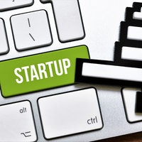 Computertaste mit der Aufschrift Startup.
