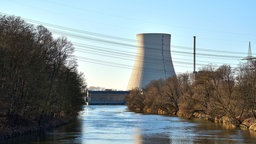 Kühlturm des stillgelegten Kernkraftwerks Isar II in Essenbach. 