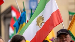 Symbolbild: Eine iranische Flagge bei einer Demonstration der iranischen Community in Deutschland.