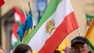 Symbolbild: Eine iranische Flagge bei einer Demonstration der iranischen Community in Deutschland.