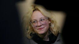 Straßenmusikerin Diana Loginowa, bekannt als Naoko und Leadsängerin der Band Stoptime, bei der Gerichtsanhörung am 29.10.2025 in St. Petersburg.