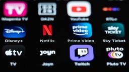 Die Streaming-Dienste und Plattformen Magenta TV, DAZN, YouTube, Disney+, Netflix, Prime Video, Sky Ticket, Apple TV, Joyn, Twitch und Pluto TV auf dem Display eines Smartohones 