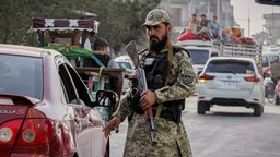 Ein Polizist der Taliban leitet den Verkehr im Vorfeld der Feierlichkeiten zum vierten Jahrestag des US-Abzugs aus Afghanistan und des Beginns der Taliban-Herrschaft.