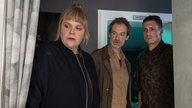Szene aus dem Tatort "Schmerz" mit Rosa Herzog (Stefanie Reinsperger), Peter Faber (Jörg Hartman) und Bordell-Mitarbeiter Elez Shkodra (Kristian Pand)